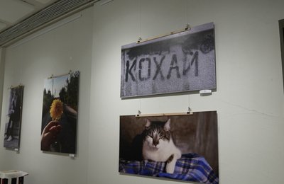 Сумний сусід, труна, кіт: Євген Котляр показує свої роботи в сумській арткав'ярні Сумний сусід, труна, кіт: Євген Котляр показує свої роботи в сумській арткав'ярні