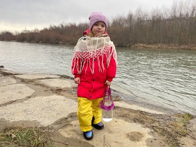 Дівчинка прийшла освятити воду Дівчинка прийшла освятити воду