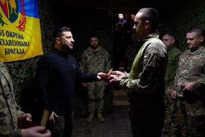 Президент зустрівся з воїнами 65-ї ОМБр Великий Луг, котрі воюють на Оріхівському напрямку Президент зустрівся з воїнами 65-ї ОМБр Великий Луг, котрі воюють на Оріхівському напрямку