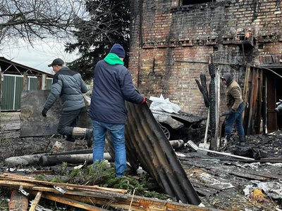 Людям дахи позносило. У Києві уламки ракети влучили в приватні будинки Людям дахи позносило. У Києві уламки ракети влучили в приватні будинки