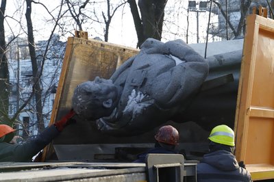 "Усе, поїхав". Репортаж з Маріїнського парку, де знесли Ватутіна "Усе, поїхав". Репортаж з Маріїнського парку, де знесли Ватутіна