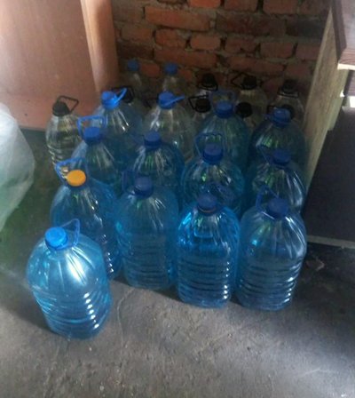 У Житомирі поліція заявила про викриття підпільного виробництва алкоголю в гаражах У Житомирі поліція заявила про викриття підпільного виробництва алкоголю в гаражах