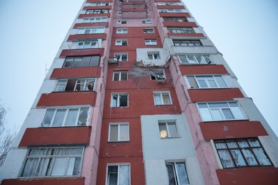 “Удар був сильний, аж будинок здригнувся”. РФ вдарила безпілотником по багатоповерхівці у Сумах. Поранений чоловік “Удар був сильний, аж будинок здригнувся”. РФ вдарила безпілотником по багатоповерхівці у Сумах. Поранений чоловік