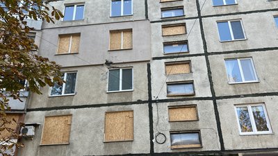 Вікна будинку в Салтівському районі Харкова, у який влучила авіабомба 30 жовтня 2024 року, станом на 30 жовтня 2025 Вікна будинку в Салтівському районі Харкова, у який влучила авіабомба 30 жовтня 2024 року, станом на 30 жовтня 2025