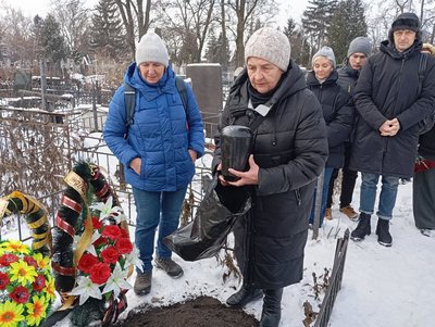 "Частку її праху розвіють у горах". У Сумах поховали урну з прахом керівниці клубу "Абалаковець" Віри Паненко "Частку її праху розвіють у горах". У Сумах поховали урну з прахом керівниці клубу "Абалаковець" Віри Паненко
