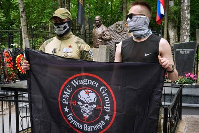 найманці ПВК "Вагнер" біля могили Пригожина на Пороховському кладовищі у Санкт-Петербурзі найманці ПВК "Вагнер" біля могили Пригожина на Пороховському кладовищі у Санкт-Петербурзі