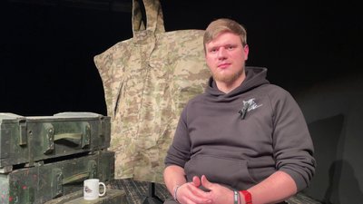"Я не покинув Україну": документальну виставу на основі розповідей ветеранів показали у Рівному "Я не покинув Україну": документальну виставу на основі розповідей ветеранів показали у Рівному