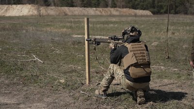 За 120 секунд мають влучити у ціль: як на Чернігівщині навчаються майбутні марксмени