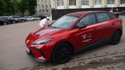 У Житомирі передали два електромобілі для медичних закладів області У Житомирі передали два електромобілі для медичних закладів області