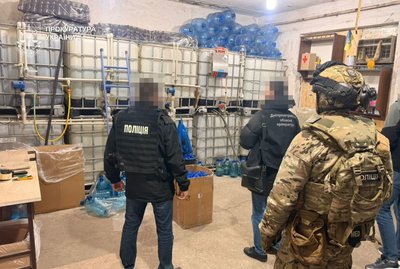 Підпільне виробництво алкоголю та його збут: підозрюють п’ятьох жителів Дніпра Підпільне виробництво алкоголю та його збут: підозрюють п’ятьох жителів Дніпра
