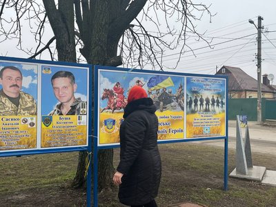 "Хочу, щоб вони всі були вшановані". Місцеві жителі одного з районів Дніпра створили Алею пам’яті "Хочу, щоб вони всі були вшановані". Місцеві жителі одного з районів Дніпра створили Алею пам’яті
