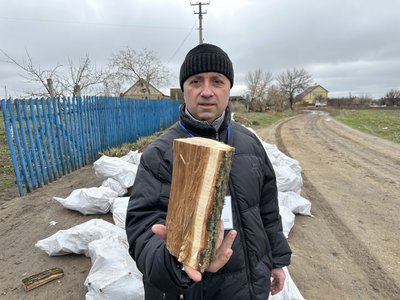 Роздають по сім кубів на домогосподарство. Жителі трьох громад Херсонщини отримали дрова від благодійників Роздають по сім кубів на домогосподарство. Жителі трьох громад Херсонщини отримали дрова від благодійників