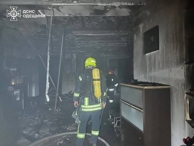"Встигла схопити трьох дітей": дрон РФ влучив у квартиру багатоповерхівки в Одесі