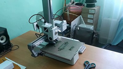 3D-принтер, на якому волонтери створюють пластмасові деталі для дронів 3D-принтер, на якому волонтери створюють пластмасові деталі для дронів