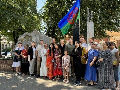 "Пам’ятаємо і дітям своїм розповідаємо". У Сумах відзначили Міжнародний день ромського Голокосту "Пам’ятаємо і дітям своїм розповідаємо". У Сумах відзначили Міжнародний день ромського Голокосту
