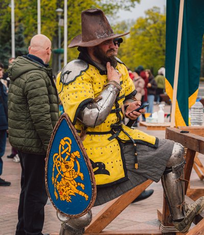 Максим Петріщев на одній з локацій проєкту "Бугурт Січ"в обладунках для середньовічного бою у Києві Максим Петріщев на одній з локацій проєкту "Бугурт Січ"в обладунках для середньовічного бою у Києві