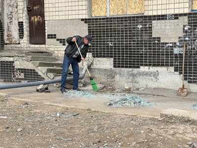 Пошкоджені вікна та балкони. Армія РФ вдарила по багатоповерхівці у Корабельному районі Херсона Пошкоджені вікна та балкони. Армія РФ вдарила по багатоповерхівці у Корабельному районі Херсона