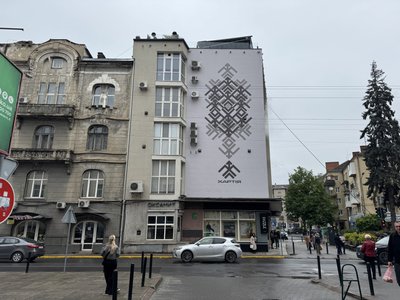 Мурал з логотипом "Хартії, денб міста, Франківськ