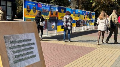 Хмельничани та гості міста відвідують виставку прапорів Хмельничани та гості міста відвідують виставку прапорів