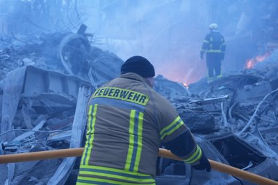 Рятувальники усувають наслідки ударів у центрі Харкова Рятувальники усувають наслідки ударів у центрі Харкова