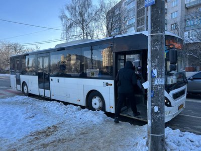 Сніг і крига на зупинках: як прибирають дороги та тротуари в Житомирі