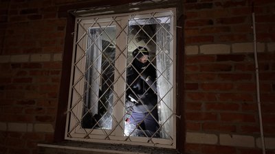 Росія вдарила БпЛА по Київському району Харкова: з пожежі врятували людей Росія вдарила БпЛА по Київському району Харкова: з пожежі врятували людей