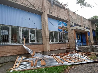 Повалені дерева, пошкоджені дахи – на Київщині ліквідовують наслідки буревію