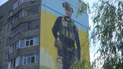 Найбільший мурал, присвячений військовому створюють у Ніжині Найбільший мурал, присвячений військовому створюють у Ніжині