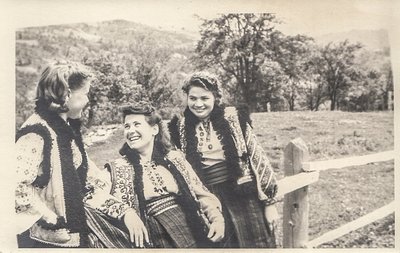 Дівчата на окраїні. Село Розтоки, 1948 рік