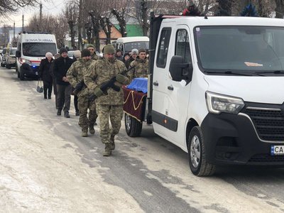 Назавжди 24: на Черкащині громада провела в останню путь захисника Назавжди 24: на Черкащині громада провела в останню путь захисника