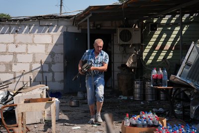 Чоловік йде на місці влучання РФ у Печенігах Чоловік йде на місці влучання РФ у Печенігах