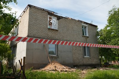 “Могли б згоріти за секунду”: “молнія” влучила у двоповерхівку в Сумах