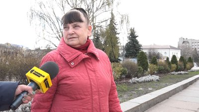 Два роки алеї пам’яті на майдані Корольова у Житомирі: встановили 316 прапорців Два роки алеї пам’яті на майдані Корольова у Житомирі: встановили 316 прапорців