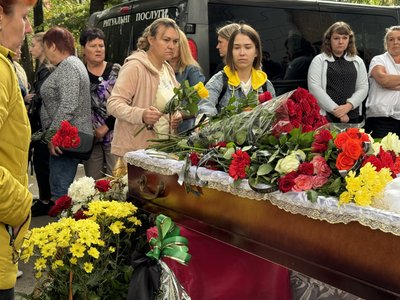 "Ще б 20 хвилин - і пішла б додому”. У Сумах попрощалися із медсестрою, яка загинула внаслідок обстрілу лікарні "Ще б 20 хвилин - і пішла б додому”. У Сумах попрощалися із медсестрою, яка загинула внаслідок обстрілу лікарні
