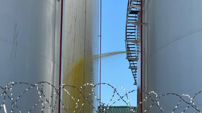 Витік олії в Миколаєві після обстрілу: чим загрожує та як місто боротиметься з наслідками Витік олії в Миколаєві після обстрілу: чим загрожує та як місто боротиметься з наслідками