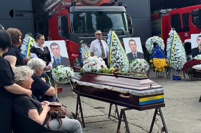 У Києві попрощалися з рятувальниками, загиблими під час ліквідації наслідків атаки РФ У Києві попрощалися з рятувальниками, загиблими під час ліквідації наслідків атаки РФ