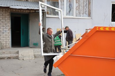 Пошкоджені будинки та навчальний заклад. Херсонці долають наслідки обстрілу Корабельного району Пошкоджені будинки та навчальний заклад. Херсонці долають наслідки обстрілу Корабельного району