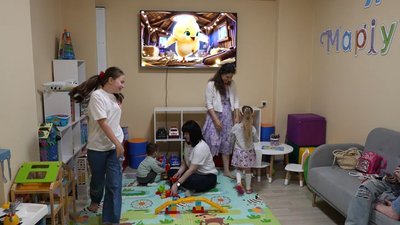 З перукарнею, спортзалом і дитячою: у Чернівцях маріупольці отримали нове житло