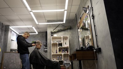 «Він поїхав — і я вирішив вчитися»: 16-річний хлопець із Мени продовжує справу брата-барбера, який долучився до ЗСУ «Він поїхав — і я вирішив вчитися»: 16-річний хлопець із Мени продовжує справу брата-барбера, який долучився до ЗСУ