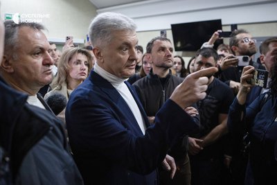 Пʼятий президент України та лідер партії "Європейська Солідарність" Петро Порошенко (в центрі) під час судового засідання в Касаційному суді у Києві, 30 січня 2026 року. РНБО 12 лютого 2025 року запровадила санкції проти Порошенка, які він оскаржує у суді Пʼятий президент України та лідер партії "Європейська Солідарність" Петро Порошенко (в центрі) під час судового засідання в Касаційному суді у Києві, 30 січня 2026 року. РНБО 12 лютого 2025 року запровадила санкції проти Порошенка, які він оскаржує у суді