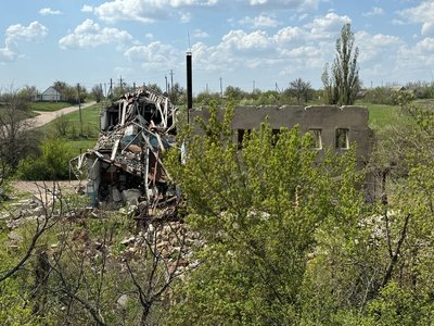 "Коли стріляють — молимося Богу": як живуть у прифронтовій Великомихайлівці за 20 км від лінії зіткнення "Коли стріляють — молимося Богу": як живуть у прифронтовій Великомихайлівці за 20 км від лінії зіткнення