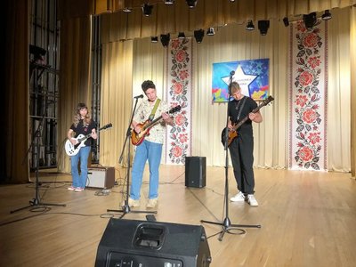 Молодіжний рок-гурт "Eterna" з Малина: від шкільної актової зали до фіналу всеукраїнського конкурсу Молодіжний рок-гурт "Eterna" з Малина: від шкільної актової зали до фіналу всеукраїнського конкурсу