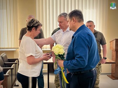 На Одещині рідним чотирьох загиблих військовослужбовців вручили посмертні нагороди На Одещині рідним чотирьох загиблих військовослужбовців вручили посмертні нагороди
