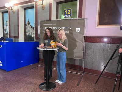 Інформаційна стійка Центру рекрутингу української армії на вокзалі у Львові, 22 травня 2024 Інформаційна стійка Центру рекрутингу української армії на вокзалі у Львові, 22 травня 2024