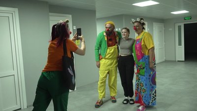 "Червоні носи" та "Клоуни без кордонів" провели виставу в дитячій лікарні Рівного "Червоні носи" та "Клоуни без кордонів" провели виставу в дитячій лікарні Рівного