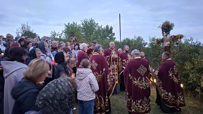 На Тернопільщині хрести біля церкви прикрашають квітами, Хресна дорога в селі Монастирок На Тернопільщині хрести біля церкви прикрашають квітами, Хресна дорога в селі Монастирок