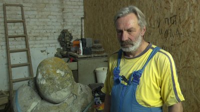 Евакуювали з Донеччини: львівські скульптори реставрують кам'яну "бабу" Евакуювали з Донеччини: львівські скульптори реставрують кам'яну "бабу"