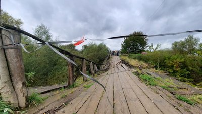 На Львівщині демонтують міст між селами Монастирець та Поляна, частина якого обвалилася На Львівщині демонтують міст між селами Монастирець та Поляна, частина якого обвалилася