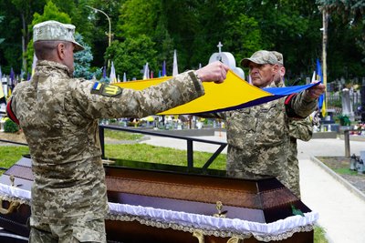 В Ужгороді попрощалися із загиблим захисником Денисом Дзюіним В Ужгороді попрощалися із загиблим захисником Денисом Дзюіним