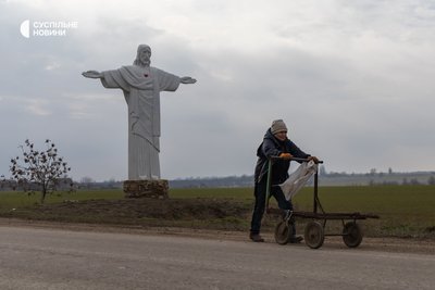 Статуя Ісуса Христа при в’їзді в село Надеждівка Білозерської громади на Херсонщині Статуя Ісуса Христа при в’їзді в село Надеждівка Білозерської громади на Херсонщині